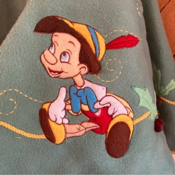 Vintage felt Disney character Christmas tree skirt - Picture 4 of 16